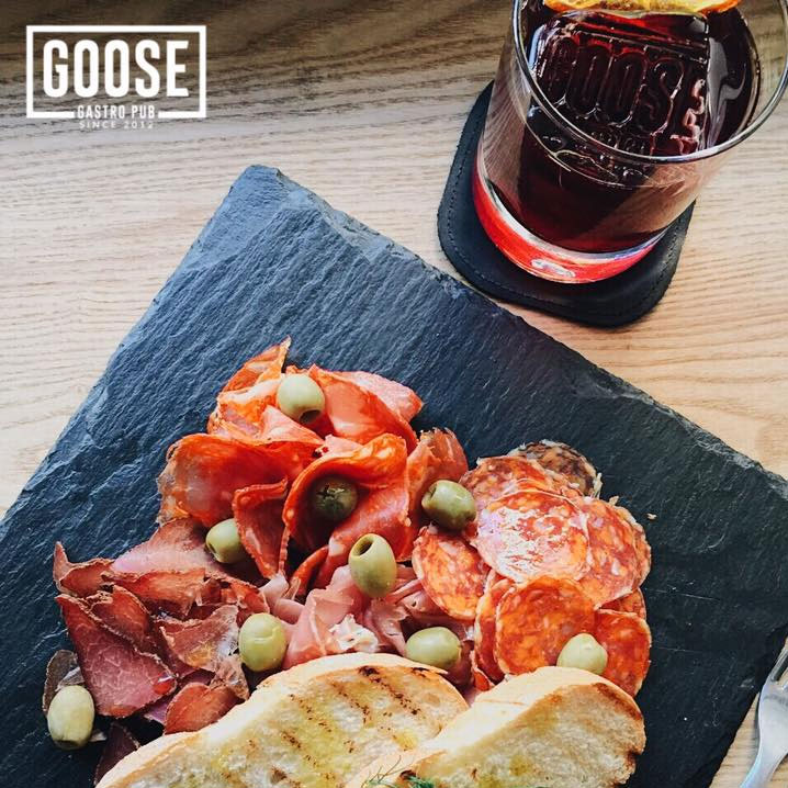 Мясо хлеб оливковое масло и напиток в Goose Gastro Pab Подол Киев