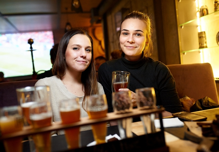 Посетители публика люди бар на Подоле GOOSE GASTRO PUB, центр Киева