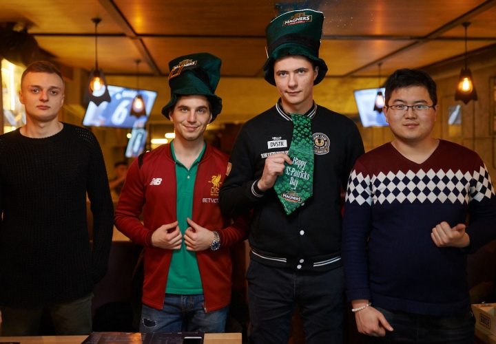 Посетители публика люди бар на Подоле GOOSE GASTRO PUB, центр Киева